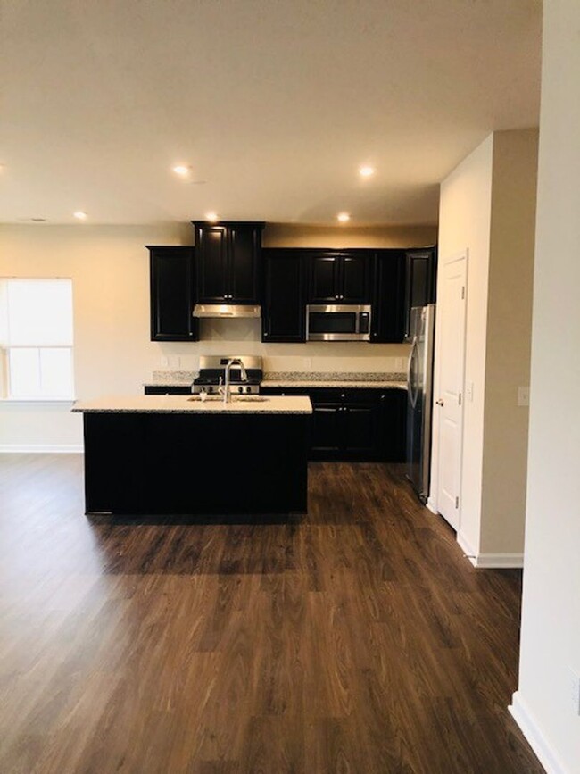 Foto del edificio - Like New - Single Story Living - 3 Bedroom...
