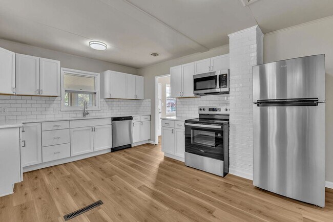 Foto del edificio - Renovated 4BR Home – Modern Finishes, Off-Street Parking