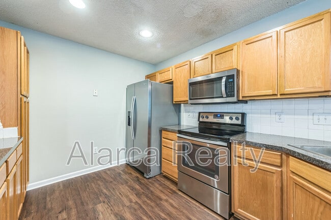 Foto del edificio - 8787 Robinson Forest Dr