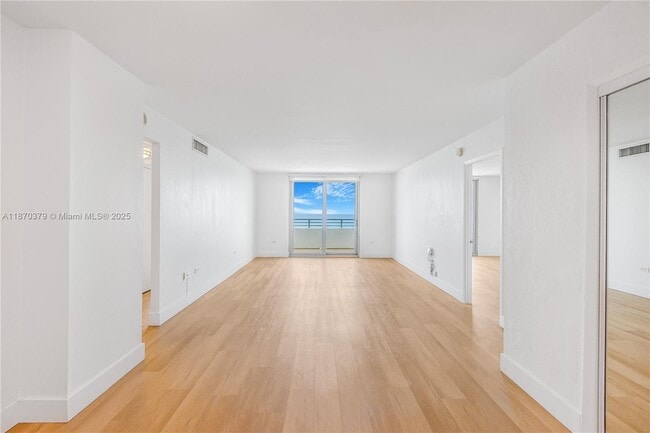 Foto del edificio - 5555 Collins Ave