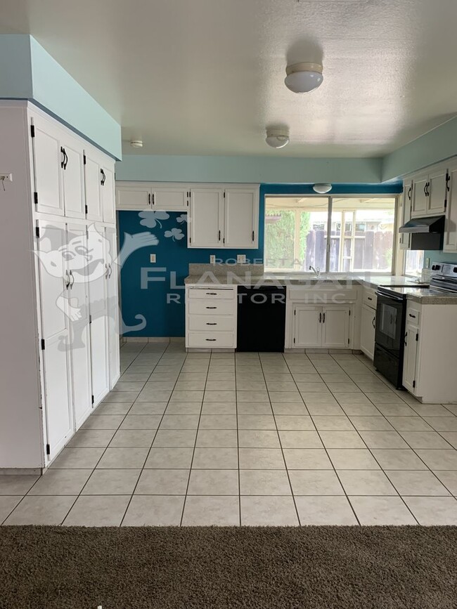 Building Photo - 3 Bedroom/ 2 Bathroom home