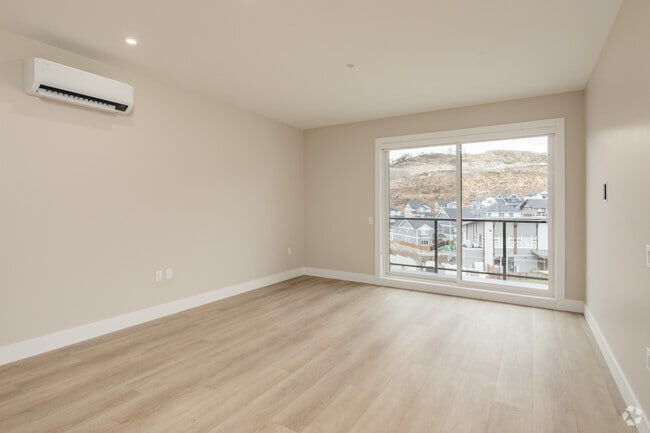 1BR, 1BA w/Den - 627SF - Living Room - Westview