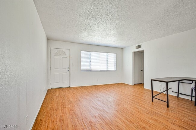 Foto del edificio - 5816 Bromley Ave