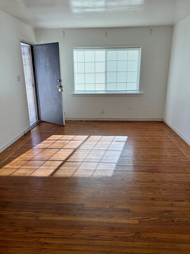 Salón luminoso y soleado con suelos de madera. - 1329 Rose St