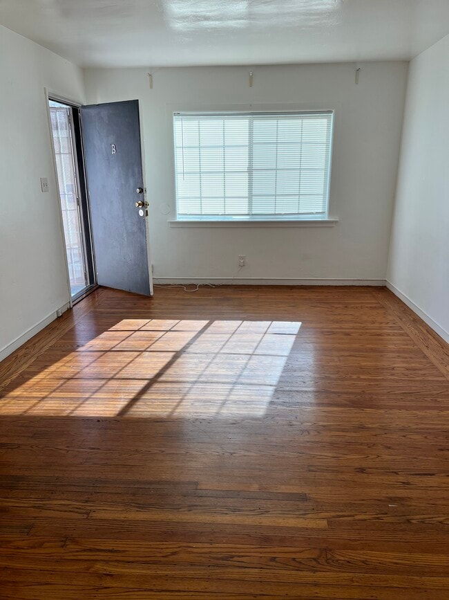 Living room - bright and sunny - wood floors - 1329 Rose St