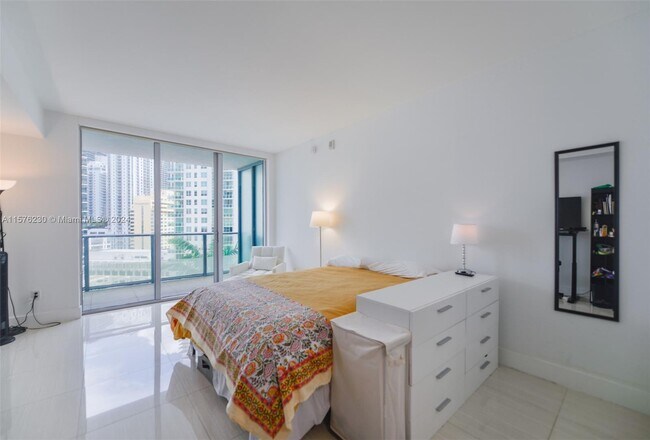 Building Photo - 1300 Brickell Bay Dr