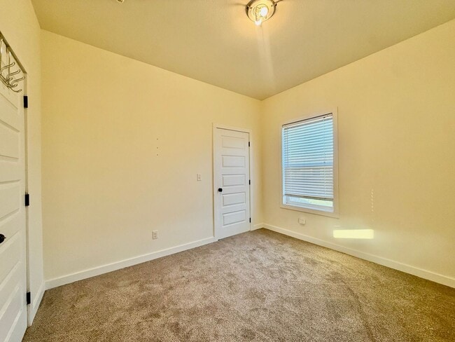 Foto del edificio - 1801 Russell Ave