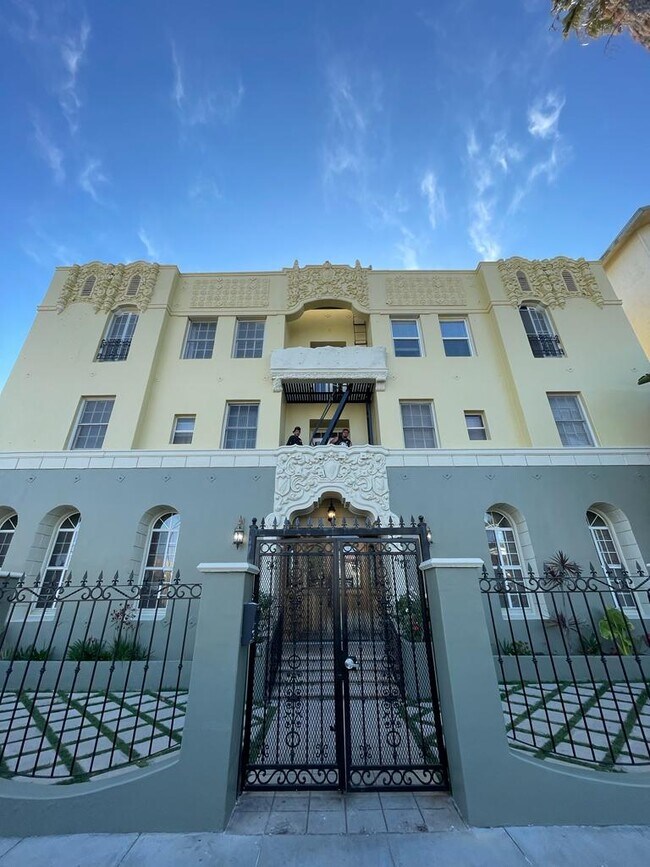 Foto del edificio - 1717 N Normandie Ave