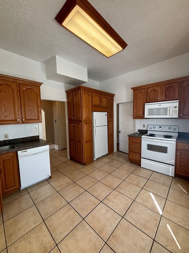 Building Photo - 488 S 7th Ave
