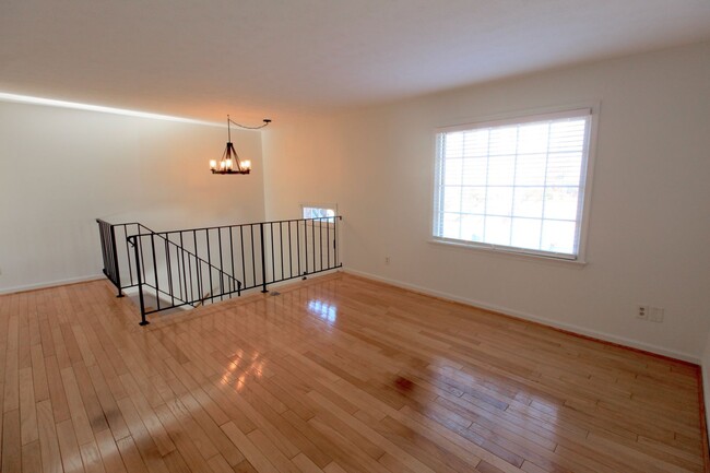 Foto del edificio - Large 3 bedroom townhome with a fenced in ...