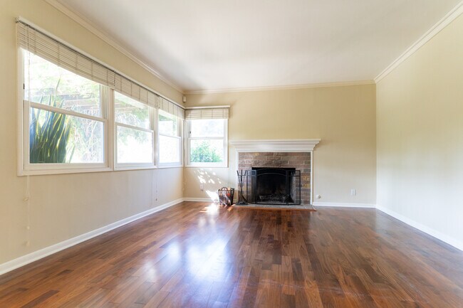 Building Photo - 13041 Valleyheart Dr
