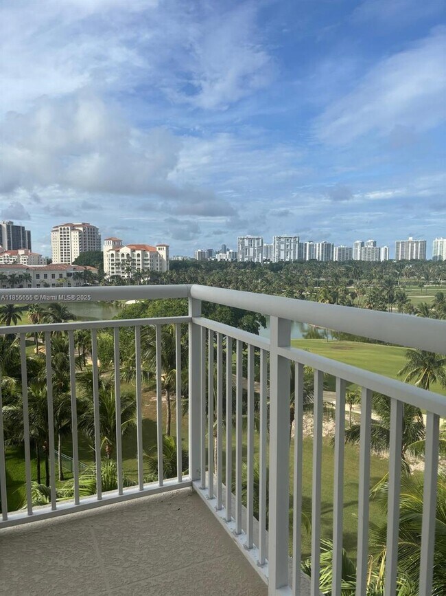 Foto del edificio - 19501 W Country Club Dr