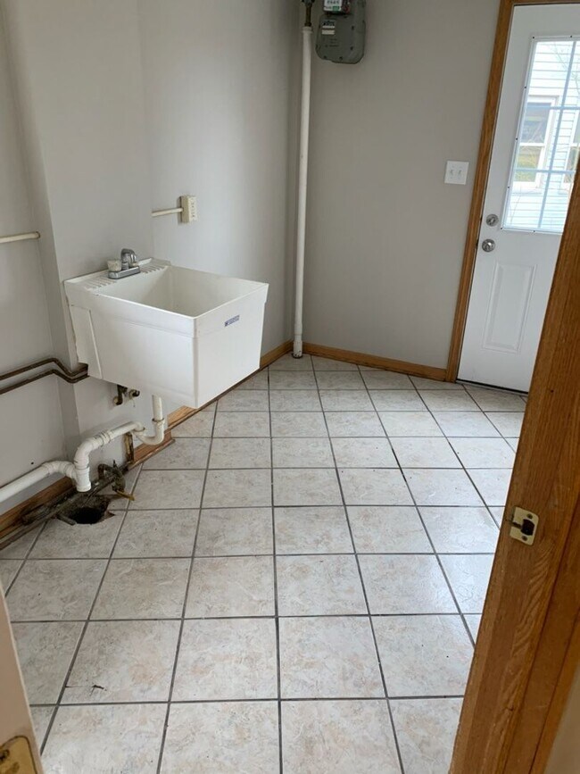 Building Photo - 2 Bedroom 1 Bath Ranch For Rent