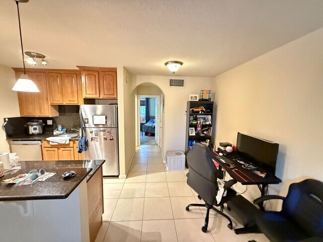Foto del edificio - CENTRALLY LOCATED RENOVATED 1 BED 1 BATH C...