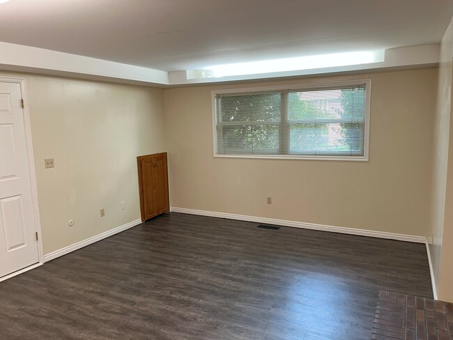 Building Photo - Great Murray/Holladay Location!