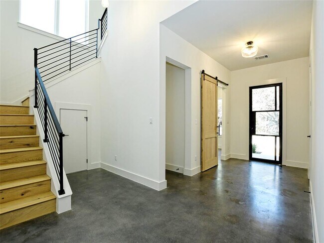Building Photo - 2513 De Soto Dr