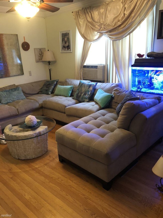 Foto del edificio - 2 br, 1 bath  - 7734 74th St