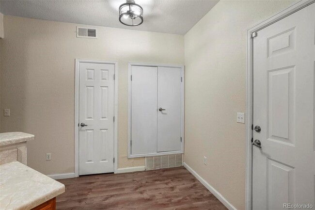 Foto del edificio - 1049 S Walden Way