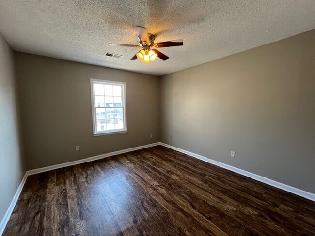 Building Photo - Renovated 3 Bedroom 2.5 Home for Rent!