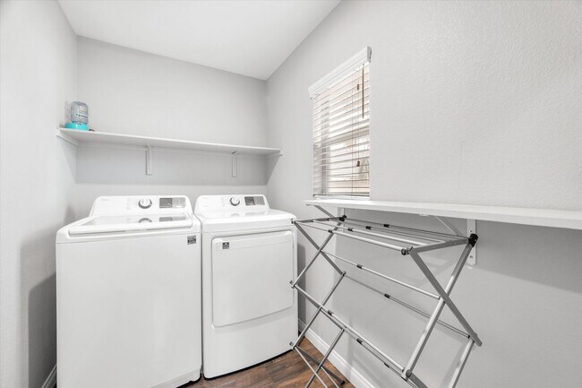 Foto del edificio - Great location 3 bedrooms 2 1/2 bath, community pool, St. Rose pkwy and Spencer