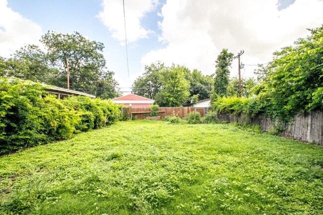 Building Photo - 3br / 2ba house in Woodlawn terrace, close...