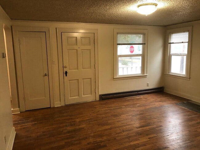 Building Photo - Campus House ~ 3 bedroom, 2 bath