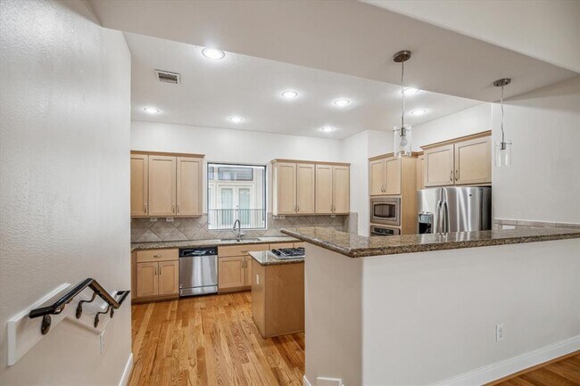 Building Photo - 5223 Lillian St