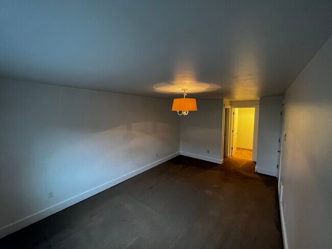 Master Bedroom - 25 N Broadway