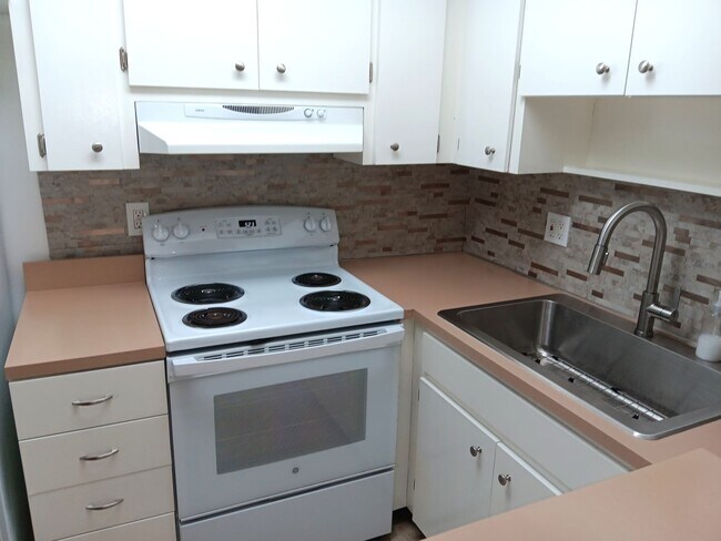 Foto del edificio - Cozy 2nd floor apartment near 4th St corridor