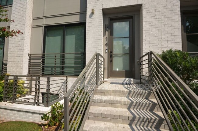 Foto del edificio - 550 N Highland Ave NE