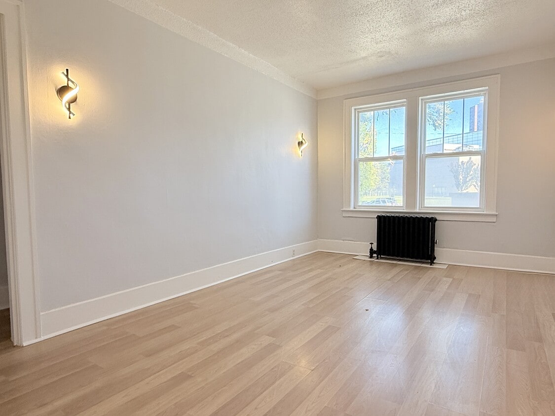 Primary Photo - 524 Pitt St W