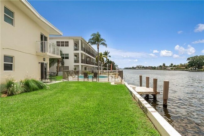 Building Photo - 615 S Riverside Dr