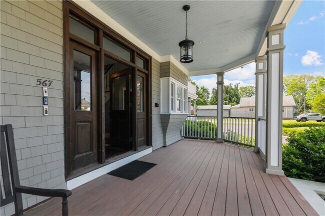 Foto del edificio - 567 Bristol Ferry Rd