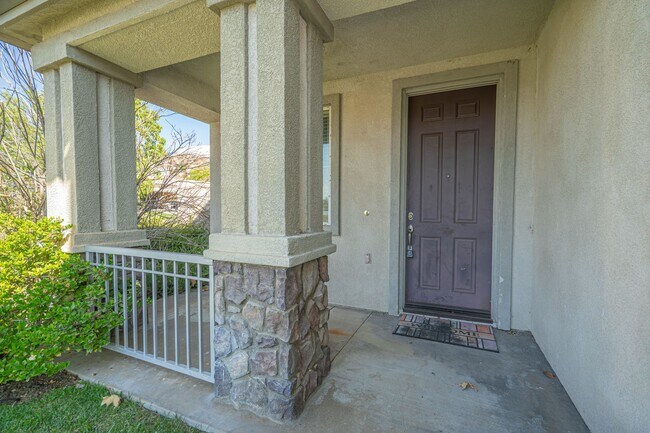 Foto del edificio - Charming 3-Bedroom Home with a Big Backyar...
