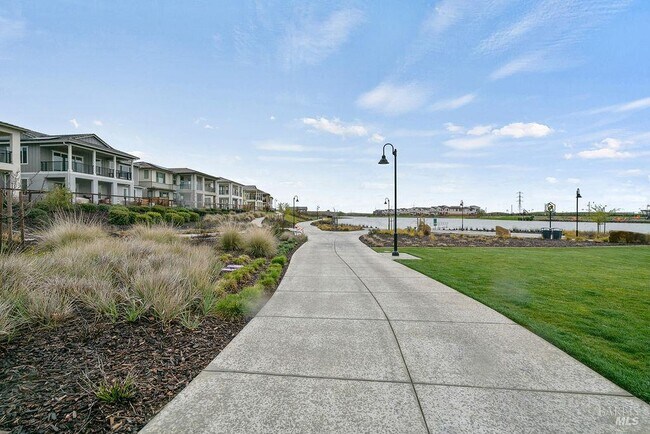Building Photo - 2451 Lake Club Dr