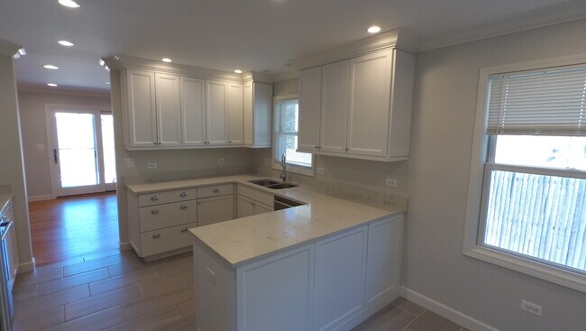 Building Photo - 138 E Old Elm Rd
