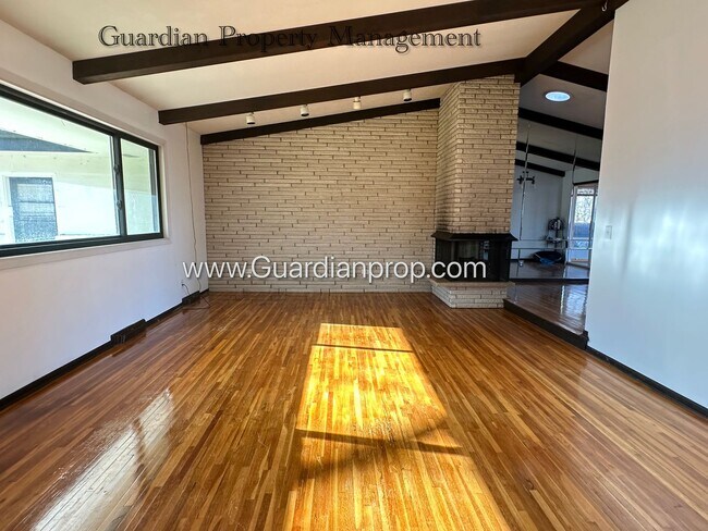 Foto del edificio - Burnsville Single Family Home, 2 Car Garage, Large Sun Room, Fireplace, Deck