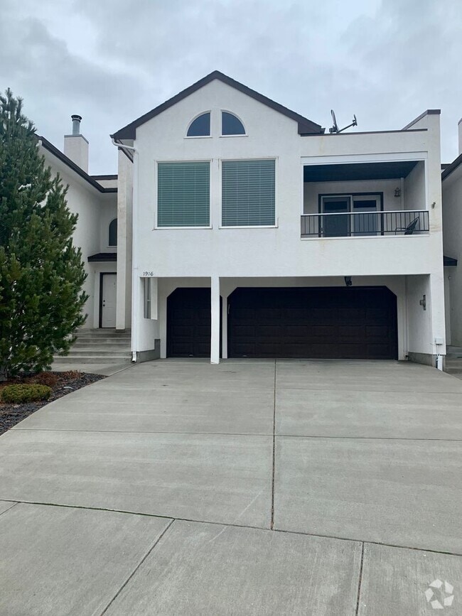Building Photo - 1916 Fairway Dr