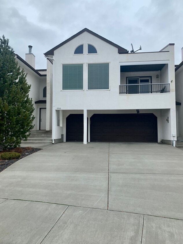 Primary Photo - Beautiful Updated Townhome overlooking Mea...