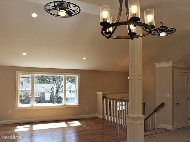 Building Photo - 3 br, 3 bath House - 75 Bridge St