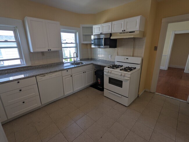 Building Photo - 60 Waverly St