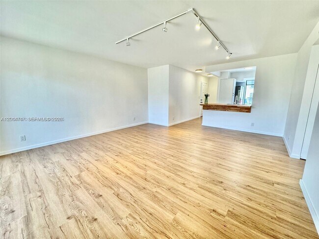 Foto del edificio - 715 Gardens Dr