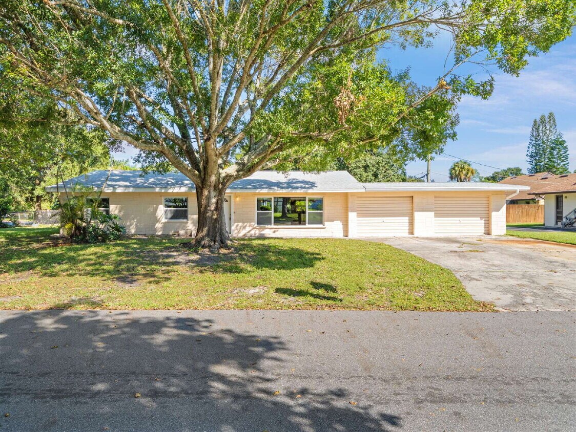 Foto principal - 3-bedroom, 2-bathroom pool home