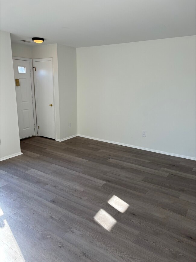 Family Room - 233 Wyndham Pl