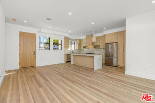 Foto del edificio - 19535 Strathern St