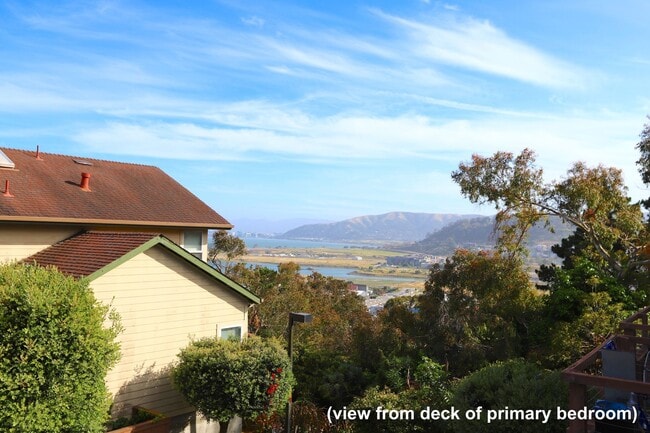 Building Photo - Bayview: Gated Community Townhome Three Be...