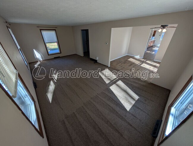 Foto del edificio - Spacious 4-Bedroom Colonial on Beautiful Wooded Lot