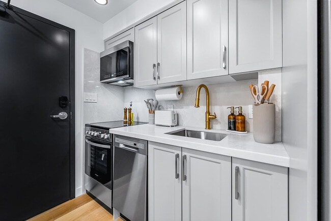 Building Photo - 168 McCaul St