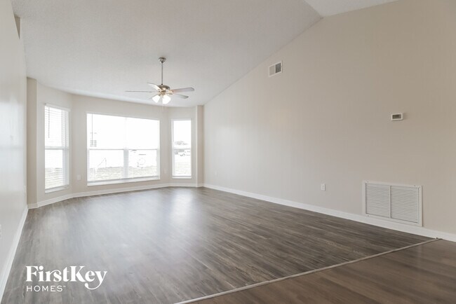 Building Photo - 2800 Fifer Dr