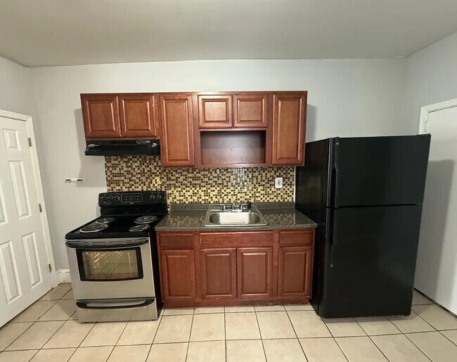 Building Photo - 426 N Salford St